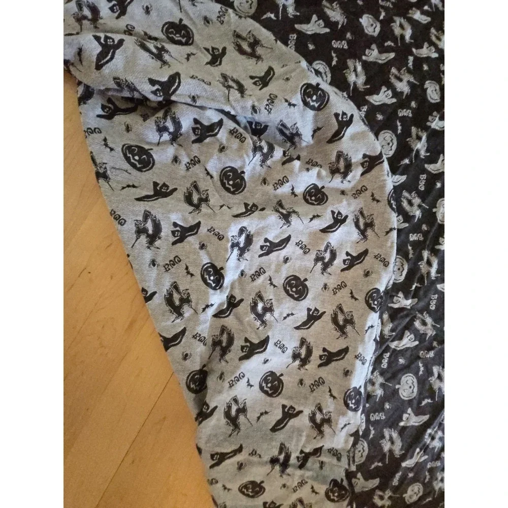 Hallowe4n Tablecloth Black White Gray Reversible 86x60